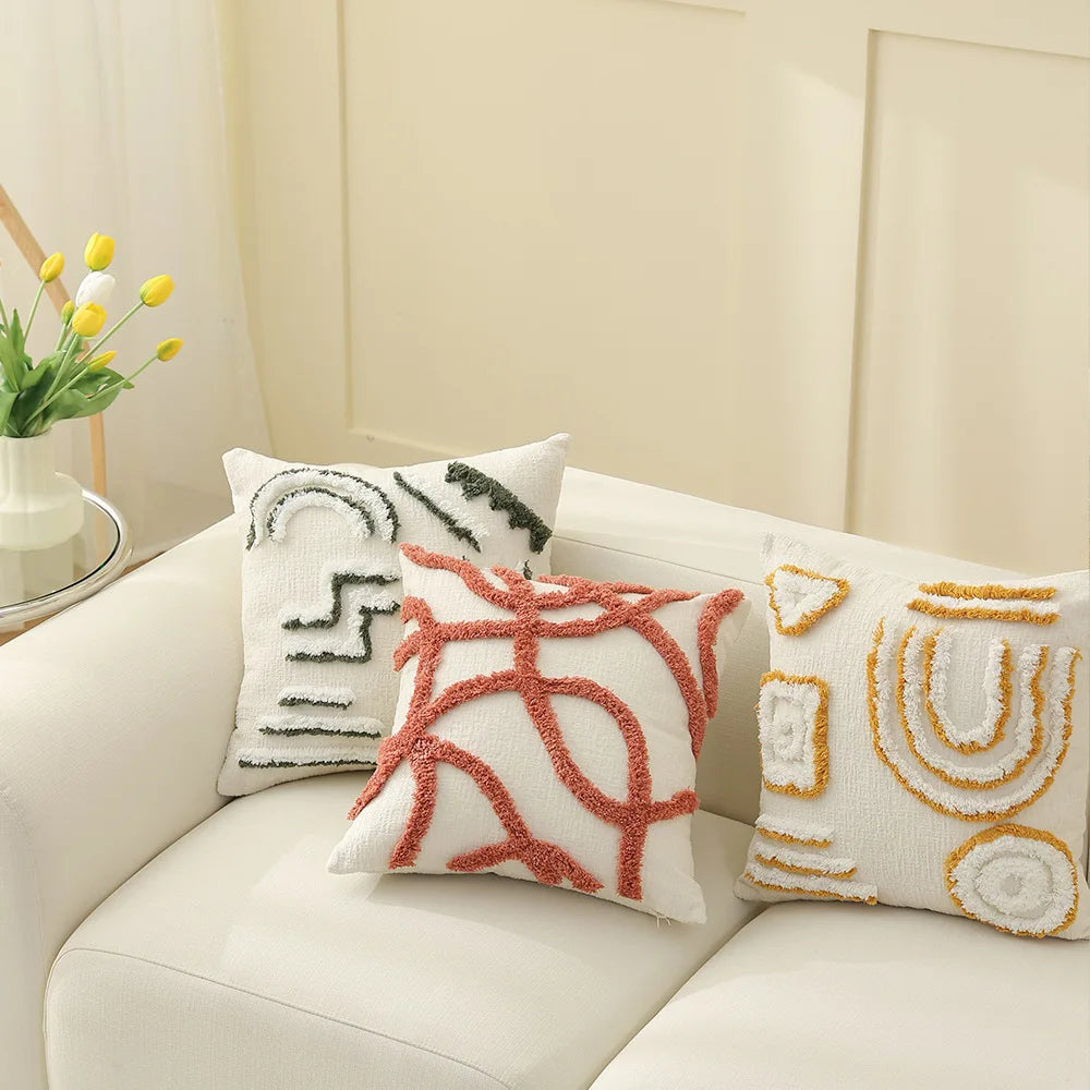 Des coussins décoratifs avec des motifs abstraits et colorés ajoutent une touche personnelle et chaleureuse à ce salon confortable.