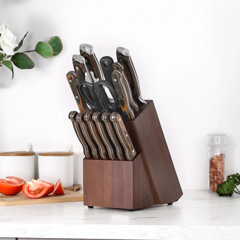 Porte-couteaux en bois noir avec 14 fentes sur un comptoir de cuisine