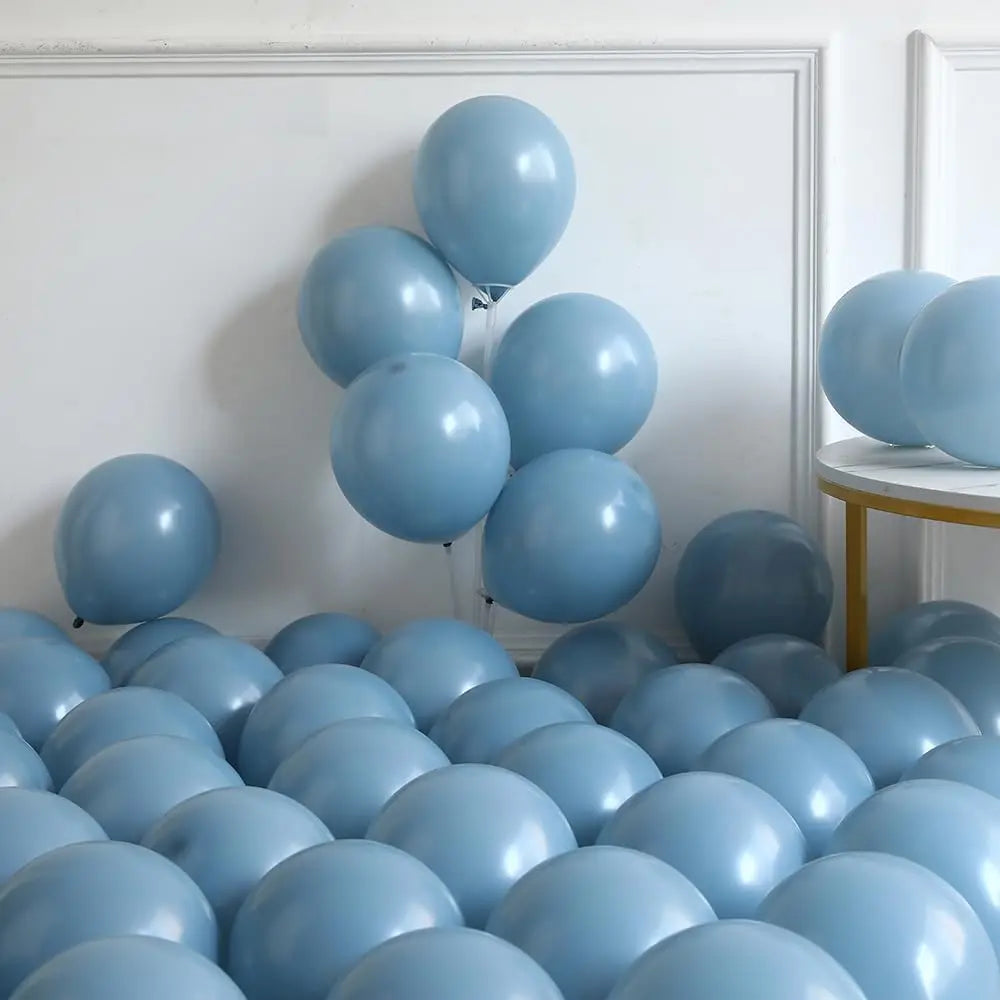 Set ballons anniversaire avion 151 pièces sur fond bleu