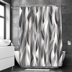Image de rideau de douche gris argenté de haute qualité, idéal pour une salle de bains moderne avec des installations de plomberie en aluminium. Le rideau, un élément essentiel de la salle de bains, est mis en valeur sur un carrelage brillant. Une solution élégante pour préserver votre intimité et garder votre salle de bains propre et sèche.