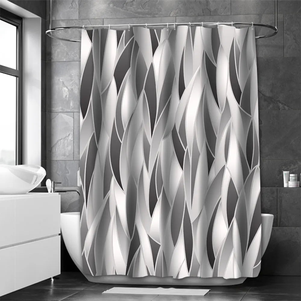 Image de rideau de douche gris argenté de haute qualité, idéal pour une salle de bains moderne avec des installations de plomberie en aluminium. Le rideau, un élément essentiel de la salle de bains, est mis en valeur sur un carrelage brillant. Une solution élégante pour préserver votre intimité et garder votre salle de bains propre et sèche.
