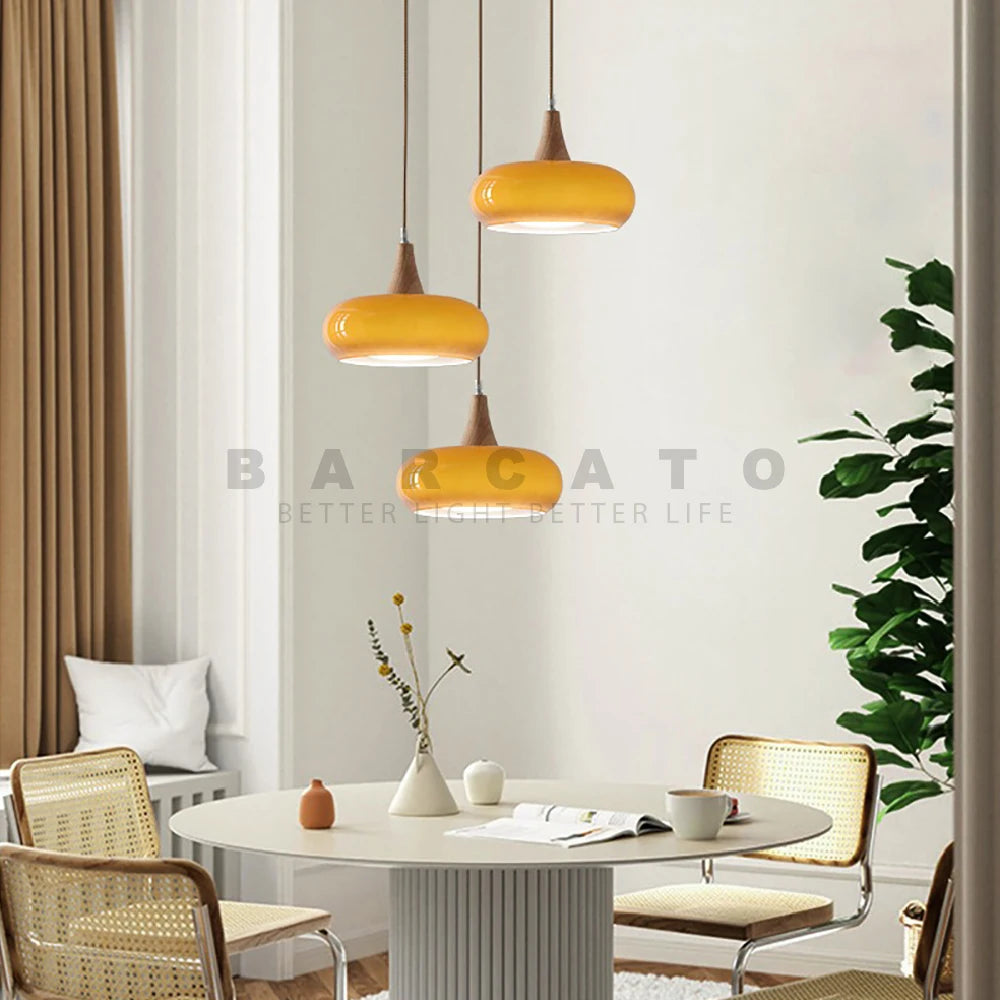 Lustre orange accroché au plafond d'une salle à manger élégante