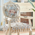 Chaise ornée de fleurs et de motifs élégants dans un style vintage et décoratif, offrant un accent de charme et d'opulence à l'intérieur.