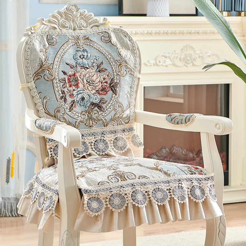 Chaise ornée de fleurs et de motifs élégants dans un style vintage et décoratif, offrant un accent de charme et d'opulence à l'intérieur.