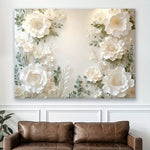 Décoration murale florale accrochée dans un salon moderne