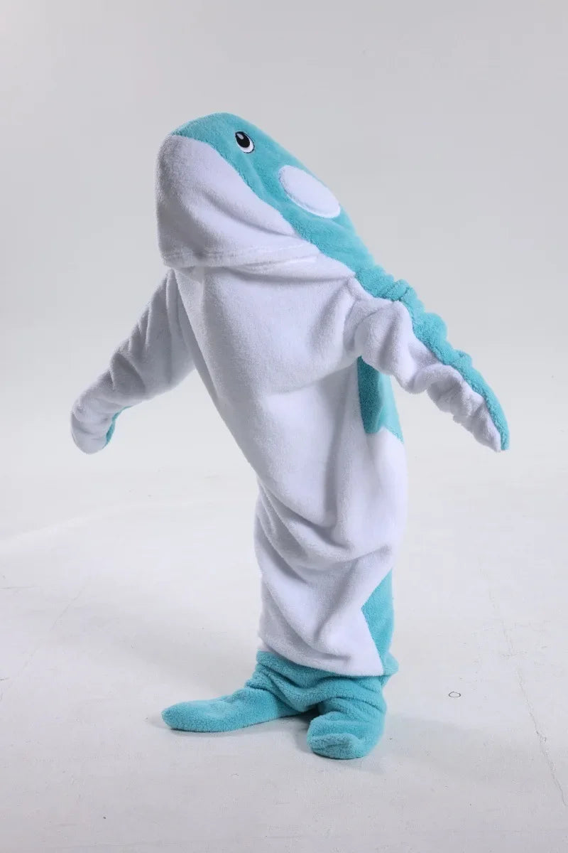 Un personnage de peluche représentant un animal marin bleu et gris.