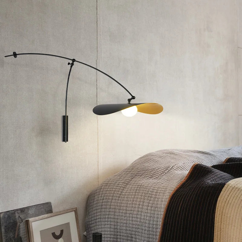 Applique murale scandinave avec bras long orienté vers le bas