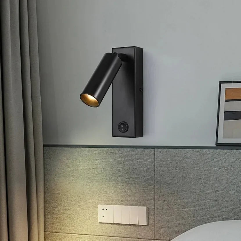 Applique murale LED blanche au-dessus d'une table de chevet en chambre