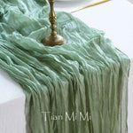 Le châle vert froissé et texturé avec des motifs graphiques fait partie de la collection Tian Mi Mi, créant une atmosphère chaleureuse et raffinée.