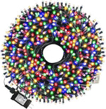 Guirlande lumineuse multicolore suspendue dans un arbre