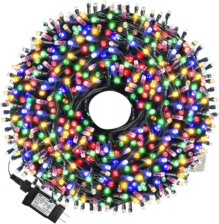 Guirlande lumineuse multicolore suspendue dans un arbre