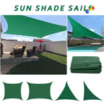 Voile d'ombrage triangle vert foncé installée sur une terrasse