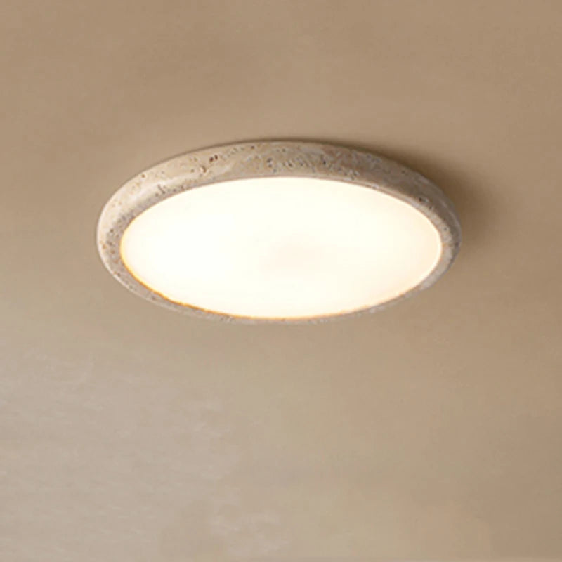 Plafonnier LED en marbre style Wabi Sabi couleur travertin jaune vu de face