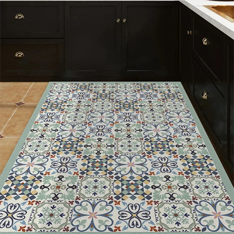 Carreaux de sol traditionnels en motifs floraux aux couleurs nuancées de gris, bleu et orange, créant un sol décoratif et élégant dans cette cuisine moderne.