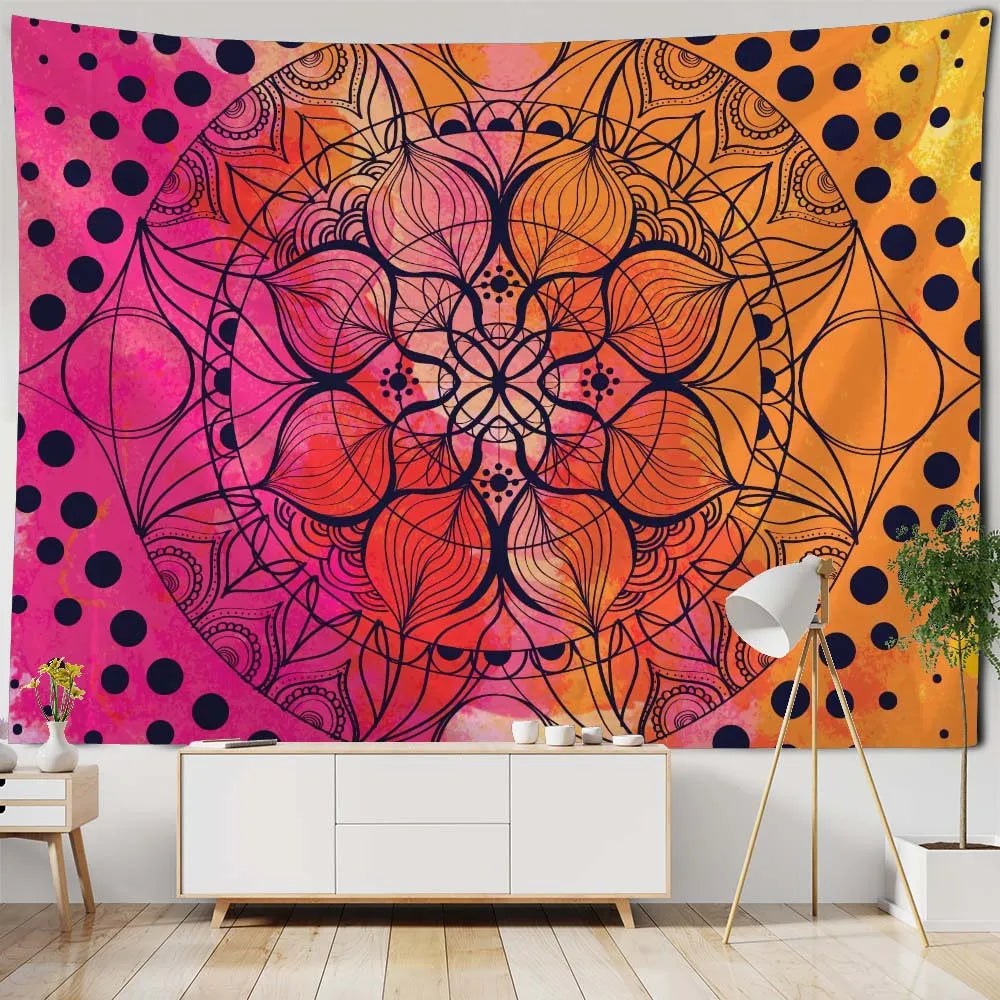 Tenture murale accrochée dans un salon avec décoration bohème