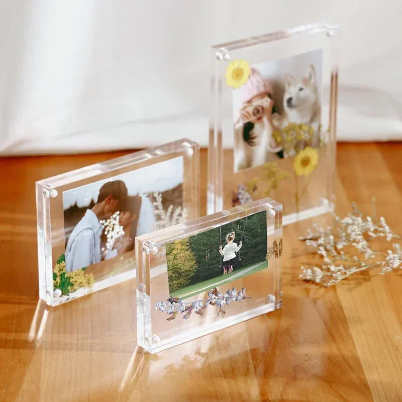 Cadre photo transparent acrylique avec aimants sur bureau