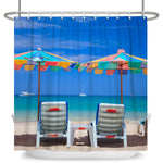 Rideau de douche représentant deux transats face à la mer, sous des parasols multicolores, avec une vue idyllique sur l'océan turquoise et quelques voiliers à l'horizon.