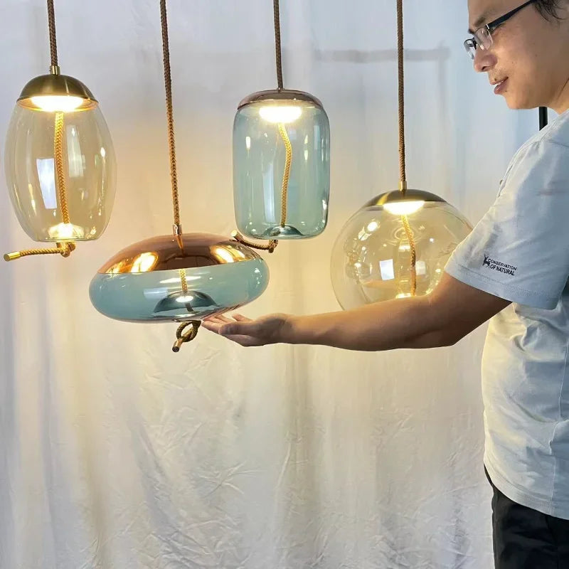 Lampe de chevet suspendue nordique éclairée dans une chambre à coucher moderne
