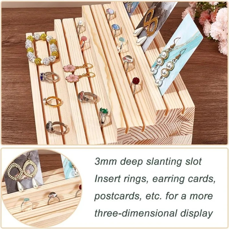 Présentoir de bijoux en bois dans une décoration intérieure élégante