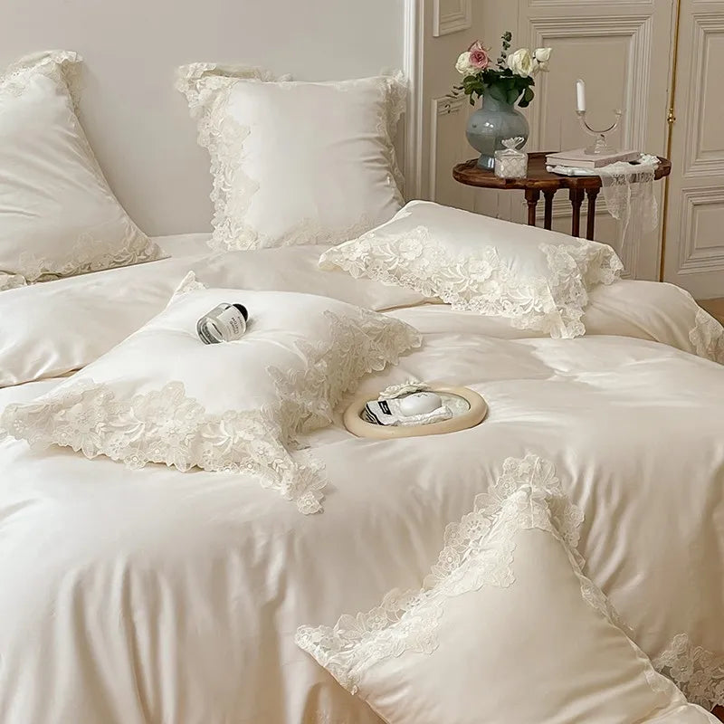 Drap plat blanc avec finitions élégantes