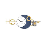 Horloge murale bleue accrochée dans un salon moderne