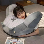 Coussin de tête de lit bordeaux sur un canapé