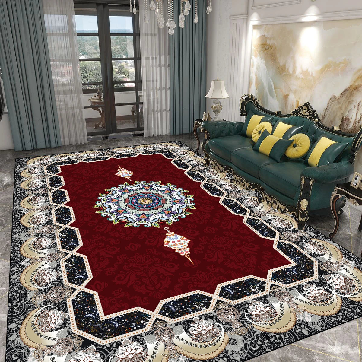 L'image montre un élégant salon avec un canapé vert et un tapis oriental rouge orné d'un motif floral complexe au centre de la pièce.