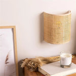 Lampe de chevet en rotin boho installée dans une chambre à coucher