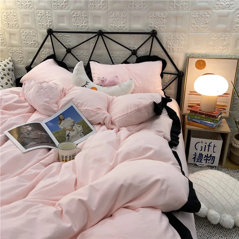 Housse de couette rose dans une chambre décorée