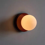 Applique murale boule de verre LED noire sur mur blanc