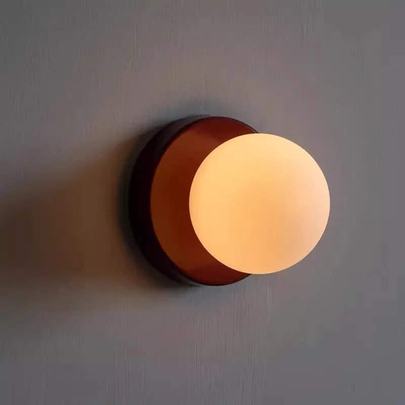 Applique murale boule de verre LED noire sur mur blanc