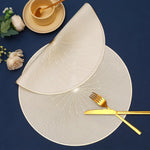 Set de table doré rond 38 cm brillant sur table en bois