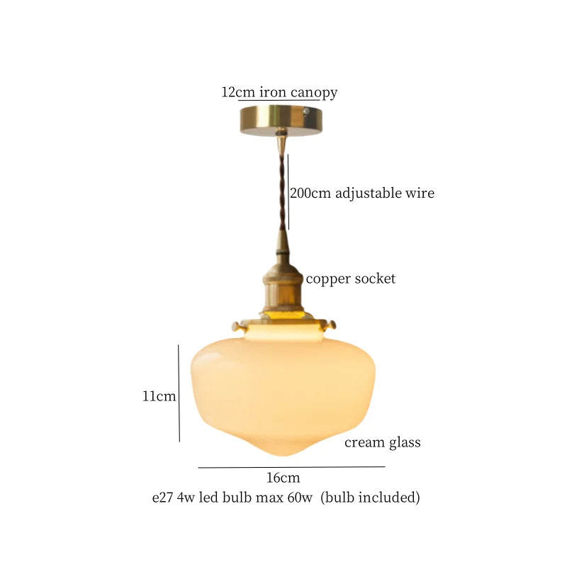 Lampe de chevet en verre allumée dans une chambre moderne