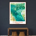 Le lagon lumineux et turquoise de Saint-François en Guadeloupe est survolé par de nombreux bateaux de plaisance, offrant une vue panoramique captivante sur cet environnement maritime paradisiaque.