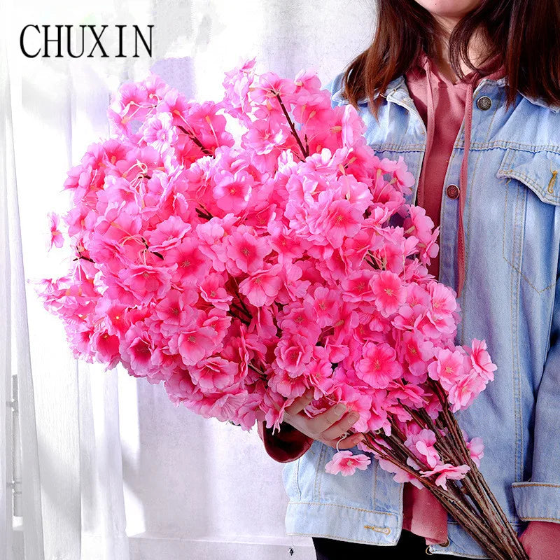 Bouquet de fleurs cerisier artificielles dans un vase