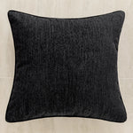Un coussin décoratif noir texturé.