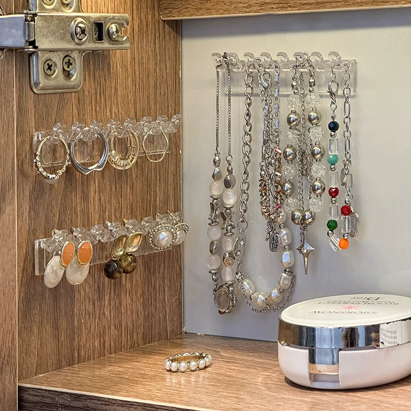 Présentoir à bijoux anti-emmêlement installé sur un mur