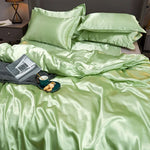 Drap plat en soie pure déployé sur un lit
