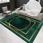 Tapis de sol vert foncé avec motifs géométriques dorés, offrant une touche de luxe et de confort dans cette pièce élégante.