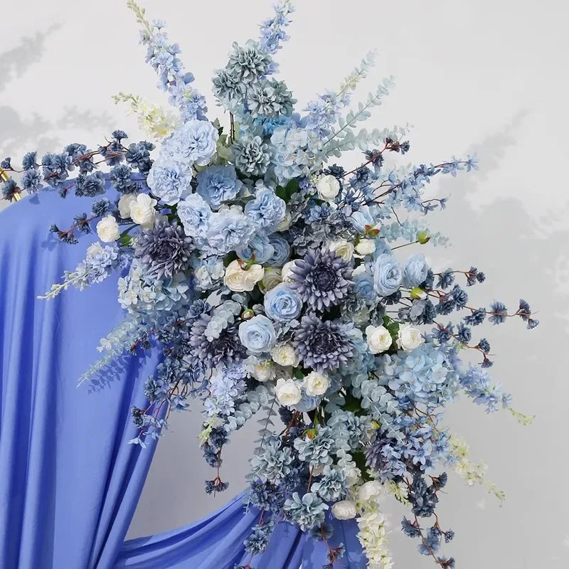 Rangée de fleurs artificielles bleues suspendues pour allée mariage