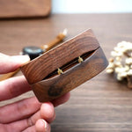 Boîte à bijoux en bois rustique blanc ouverte montrant l'intérieur en velours
