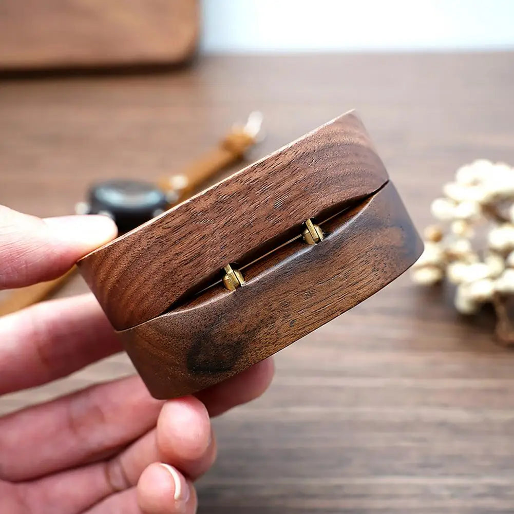 Boîte à bijoux en bois rustique blanc ouverte montrant l'intérieur en velours