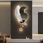 Horloge murale plume LED au-dessus d'un canapé