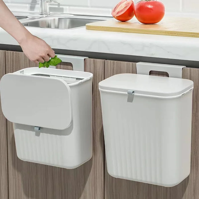 Poubelle murale blanche suspendue sur porte d'armoire cuisine