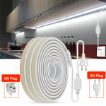 Bande LED flexible enroulée montrant sa flexibilité