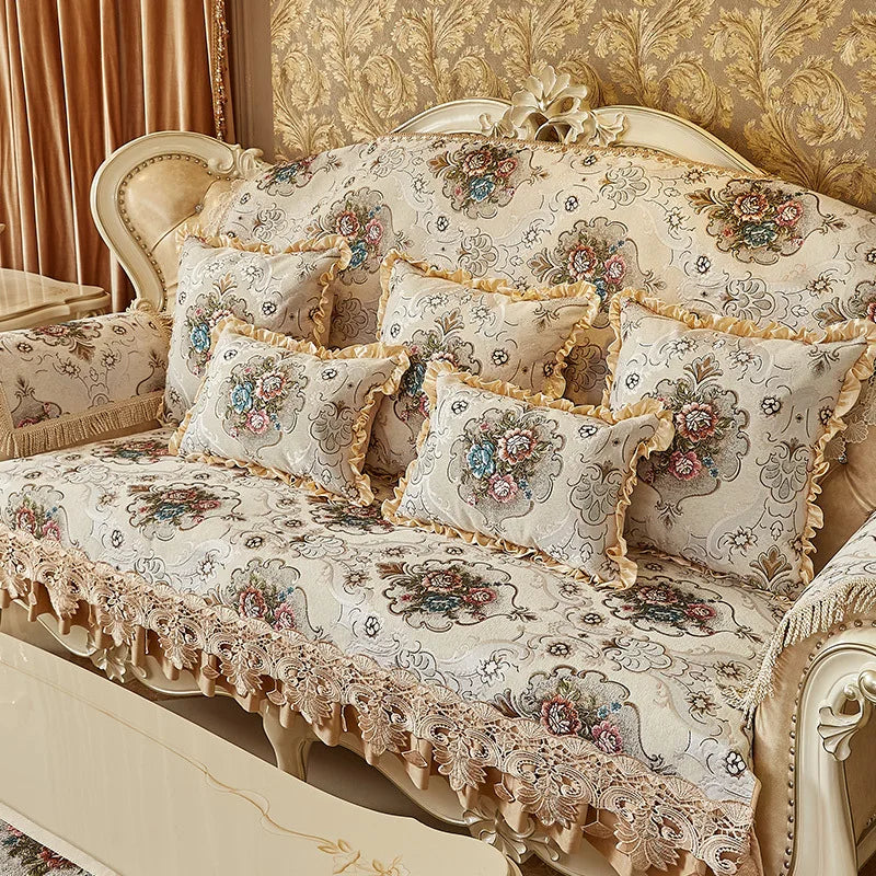 Lit vintage luxueux avec des motifs floraux délicats et des ornements dorés, créant une atmosphère élégante et raffinée.