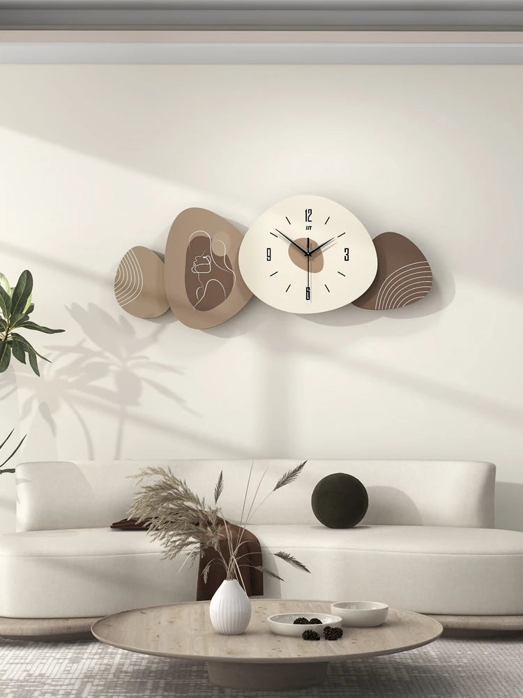 Horloge murale minimaliste 80 cm dans un intérieur contemporain