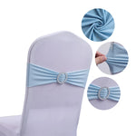 Elastique pour chaise avec boucle en cristal, en tissu bleu pale.