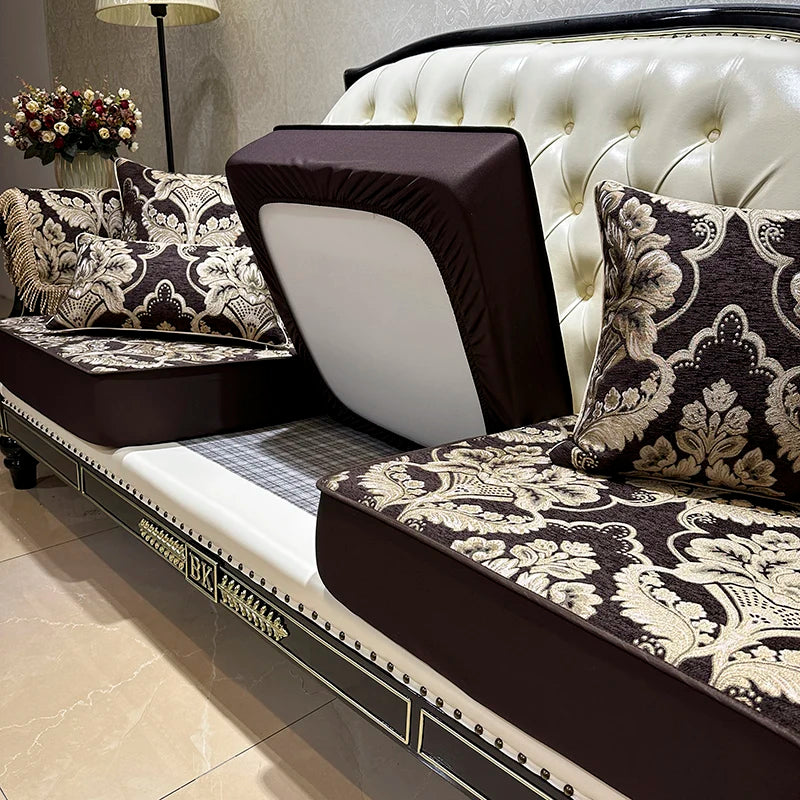 Le canapé blanc capitonné avec des coussins décoratifs noirs et blancs et une lampe de lecture sombre créent une ambiance élégante et luxueuse dans cette pièce.