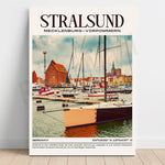 Cette image montre le port de Stralsund, une ville historique et culturellement riche sur la mer Baltique en Allemagne, avec ses bâtiments colorés et ses voiliers amarrés sur l'eau.